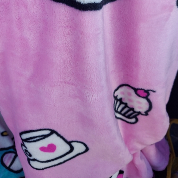NWT Hello Kitty Cupcake Pink Plush Blanket - Picture 3 of 5